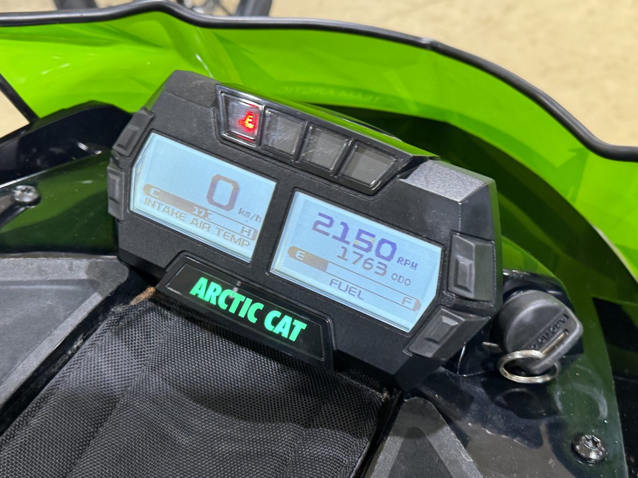 要修理ARCTIC CAT 2015 もの凄く m8000 スノーモービル